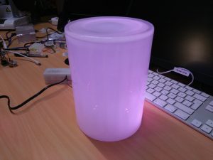 Umgedrehte Milchglas-Vase als Leuchtkörper