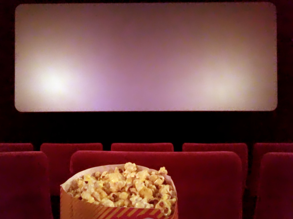 Kino Leinwand und Popcorn